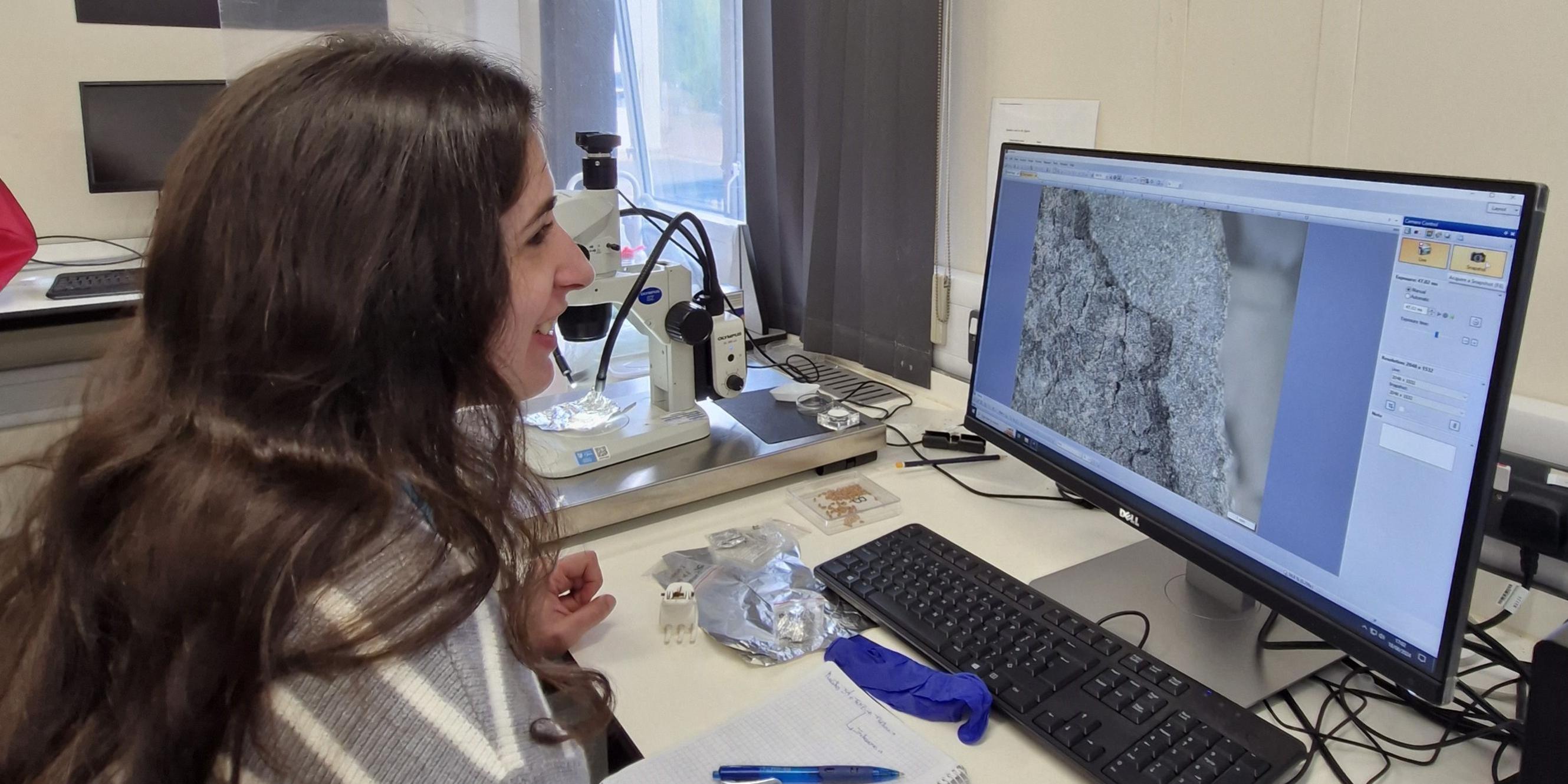 PhD student Daniela Saghessi training in the analysis of archaeological remains using microscopy